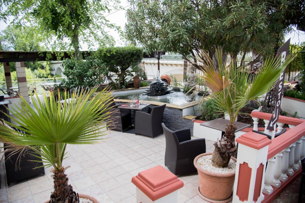 Hotel Restaurant Mon Auberge Lunel  Exterior photo